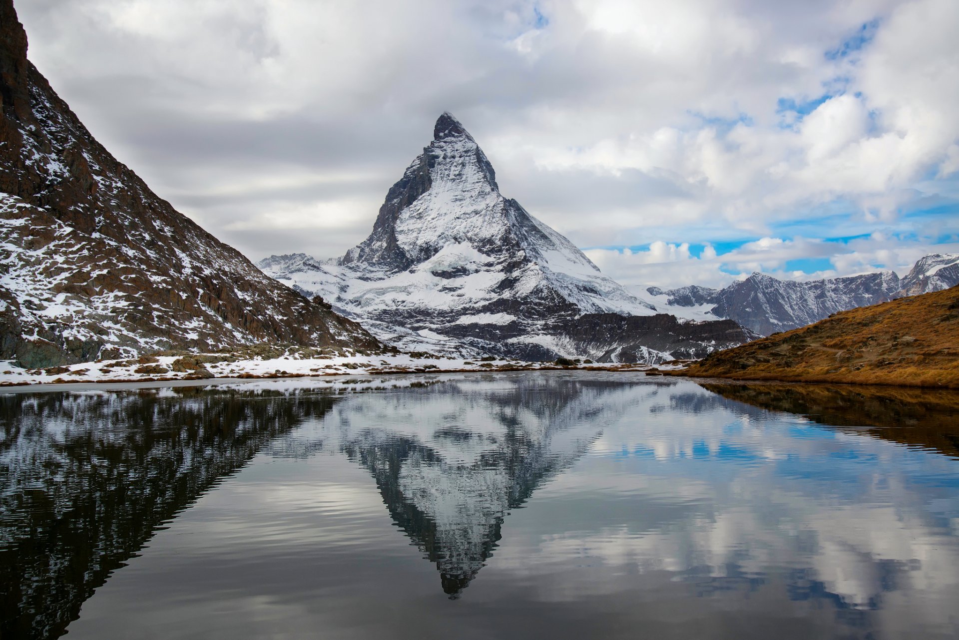 alpes suiza italia monte matterhorn lago de montaña reflexión cielo nubes otoño octubre