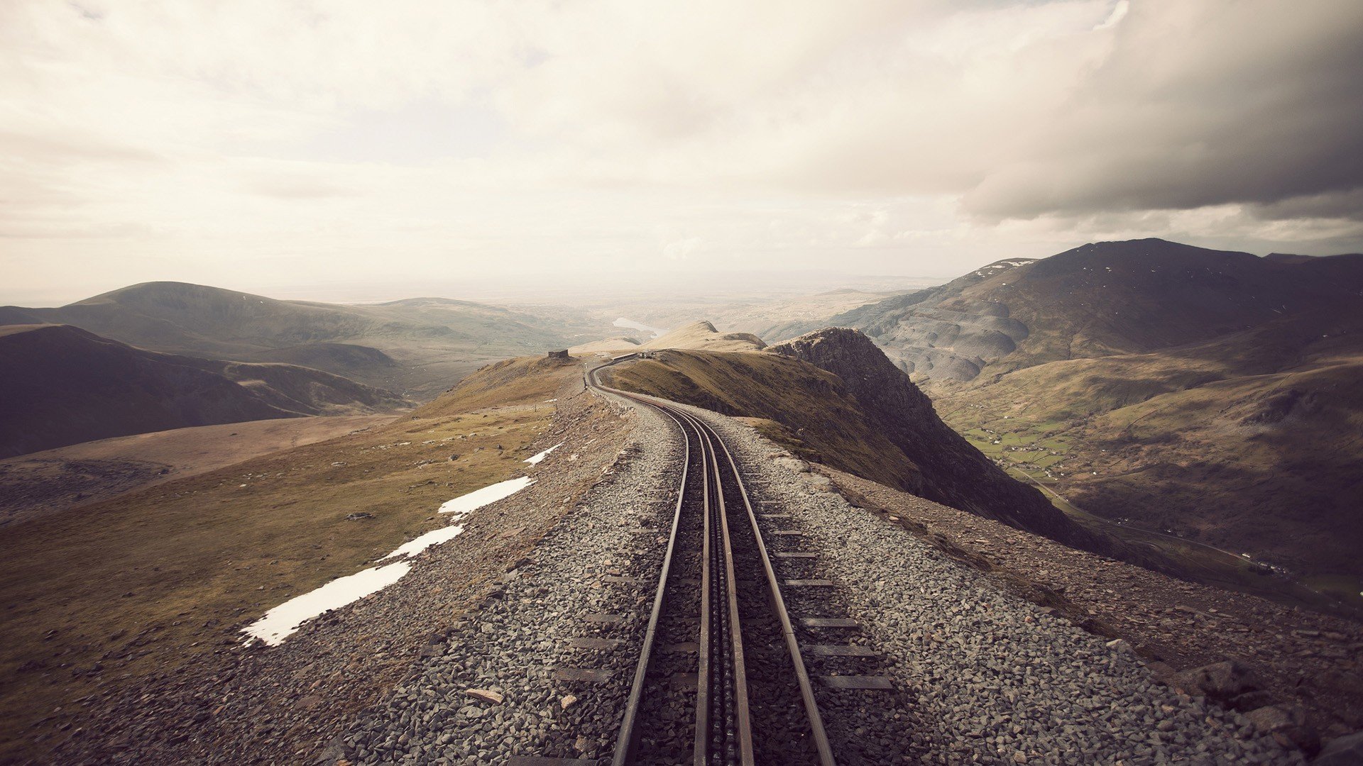 chemin de fer rails friche monticule collines nuages nuageux neige