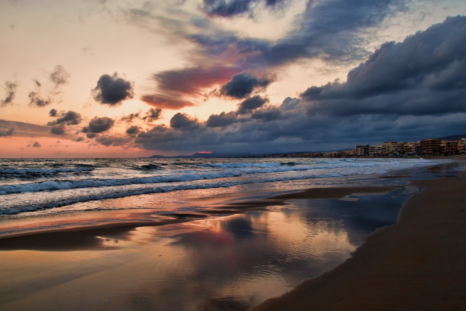 griechenland kreta insel stadt resort rethymno häuser ufer sand meer abend sonnenuntergang himmel wolken wolken