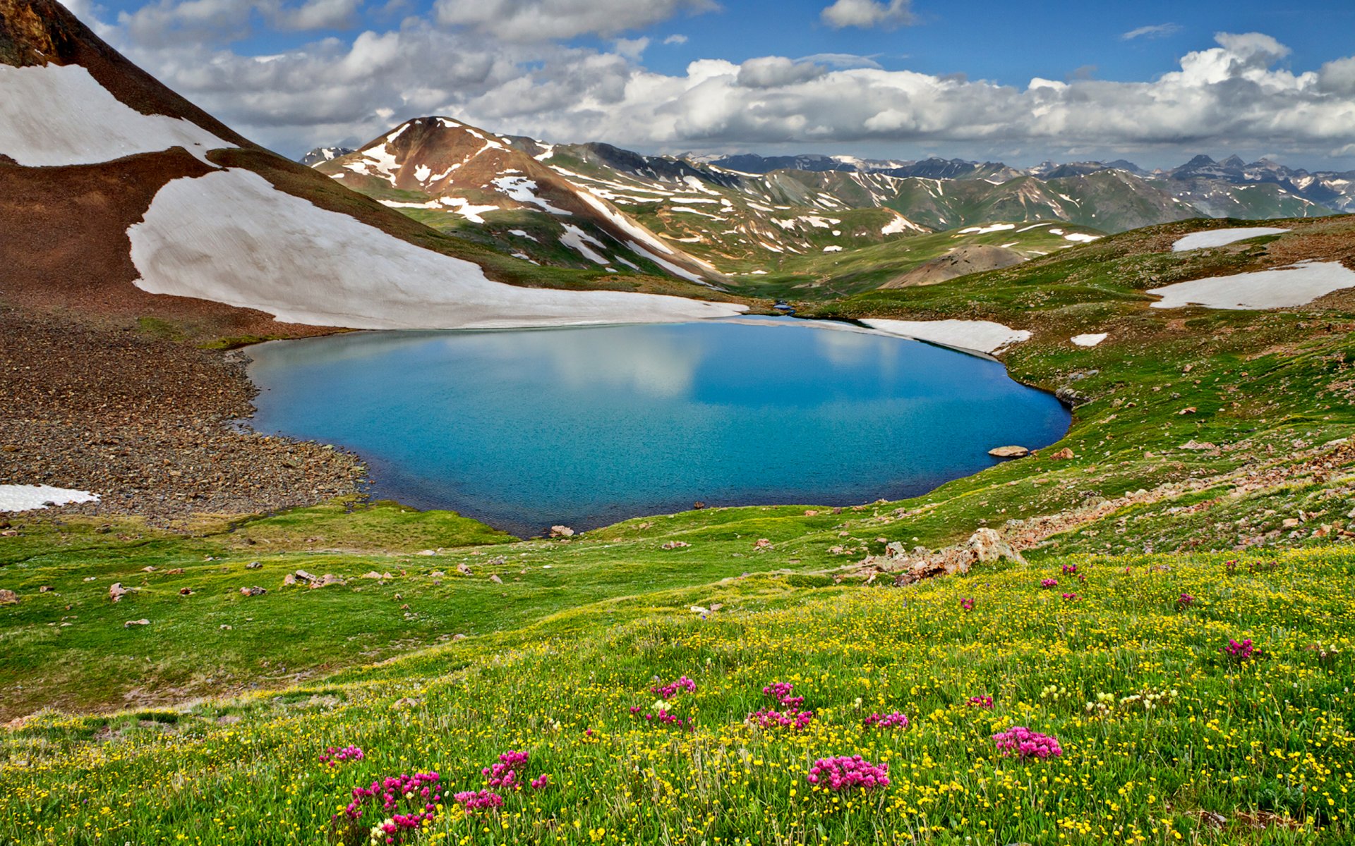 natura paesaggio cielo nuvole montagne lago primavera erba