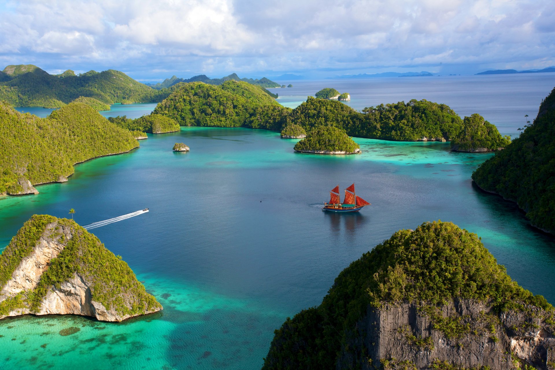 indonesien inseln felsen steine vegetation lagune wasser schiff segelboot boot himmel wolken