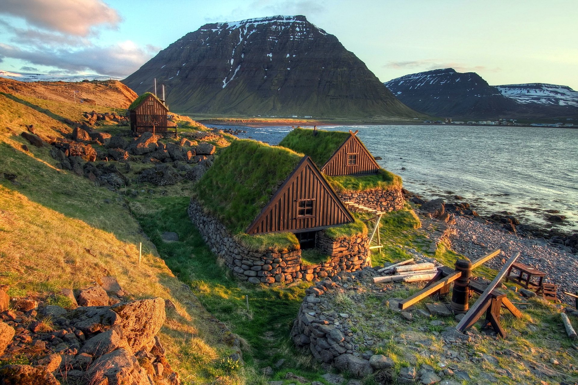 meer berge häuser island