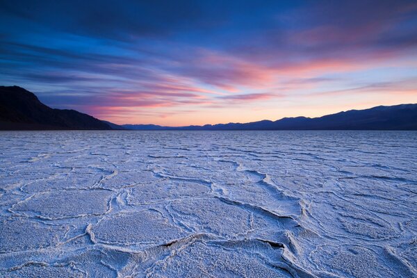 Coucher de soleil sur un lac sec