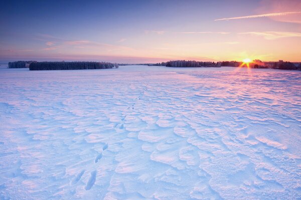 Giorno di neve invernale e sole