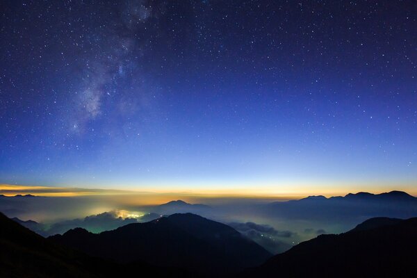 Via Lattea in montagna all alba