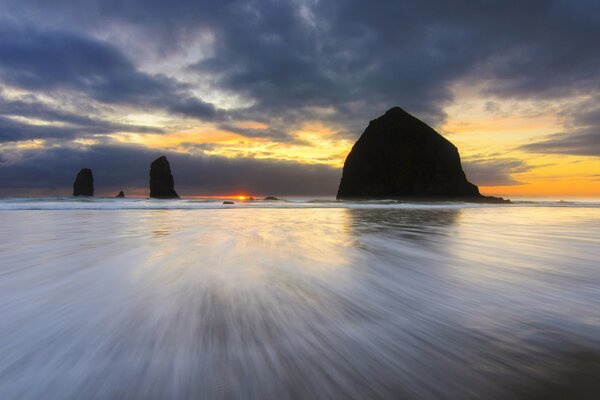 Zachód słońca na plaży w USA. Skały w Oregonie