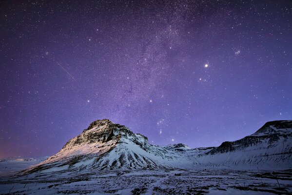 Berge Schnee Sterne Schwefelhimmel