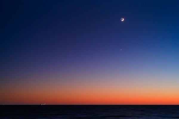 Horizonte en el fondo del crepúsculo y con la Luna