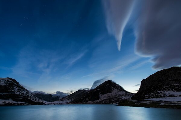 Beau paysage de montagnes bleues