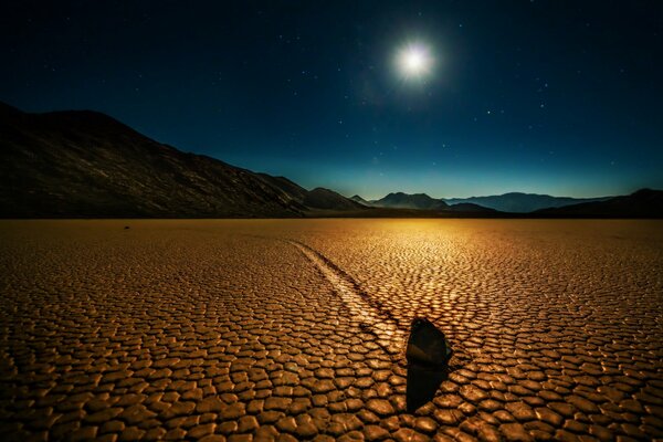 Piękny krajobraz nocnej pustyni