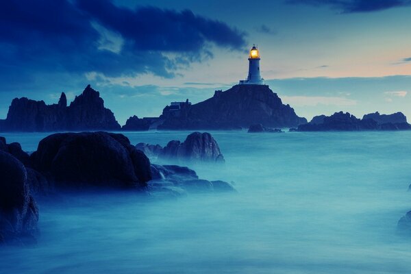 Phare sur les rochers du monde naturel