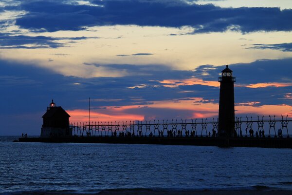 Puesta de sol naranja en el fondo del faro