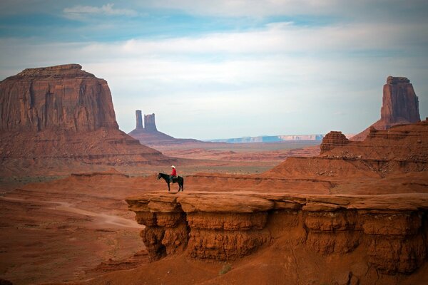 Paysage de montagne. Cavalier sur le rebord