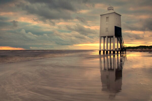 Phare en Angleterre sur fond de coucher de soleil