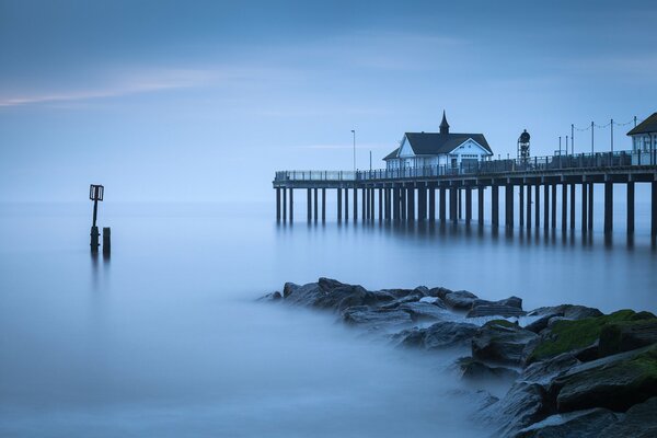 Pier in England mit ruhigem Meer