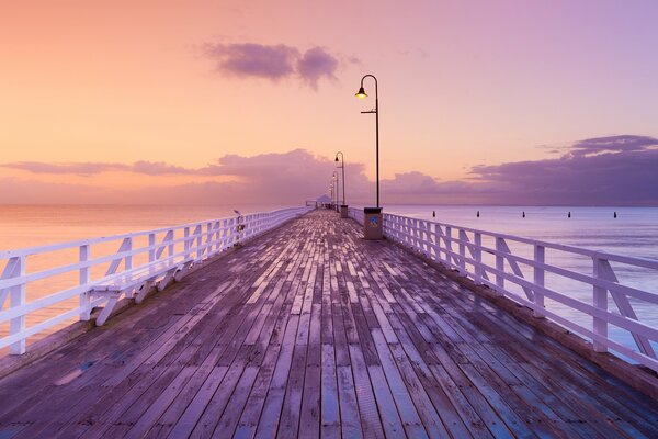 Australia, Queens. Puente que sale al atardecer