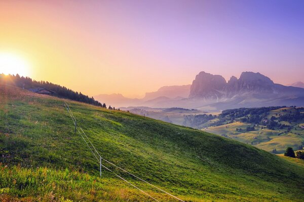 Landschaft aus dem Fenster auf dem Feld und Sonnenuntergang