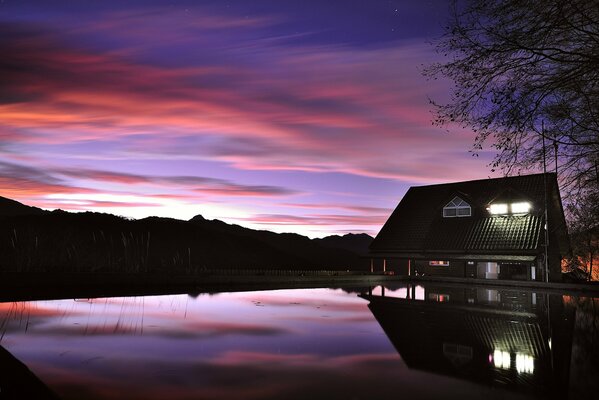 Casa en el lago. Cielo nocturno