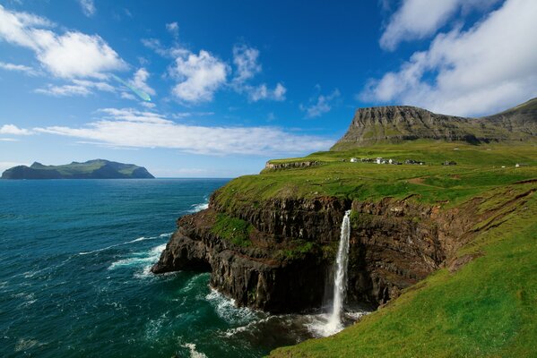 Islas Feroe, una cascada que cae de un acantilado