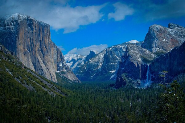 Parque nacional de Yosemite con cascada