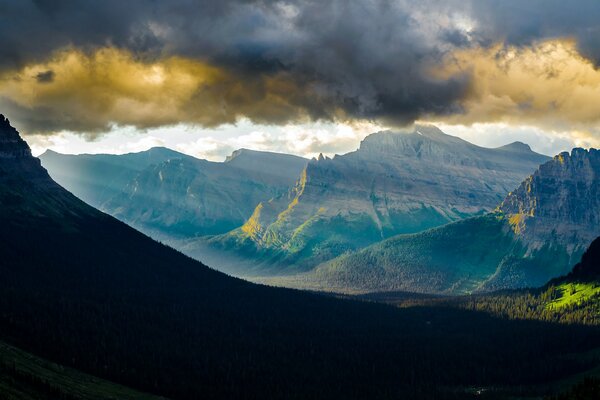 Nuages d orage sur les montagnes