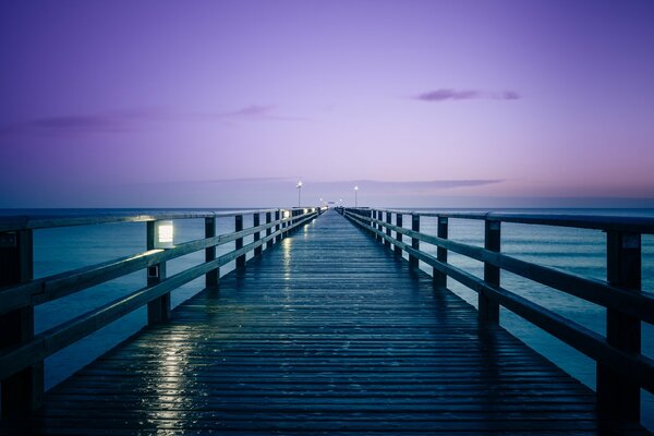 Muelle en el mar en tonos rosa y azul