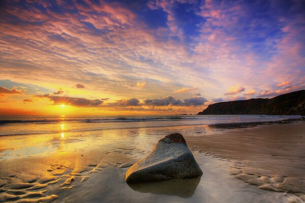 Mar y nubes. Puesta de sol sobre el mar