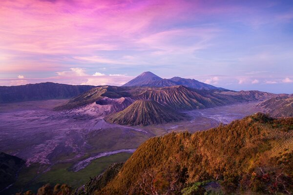 Volcanes en el fondo, en el cielo rosa