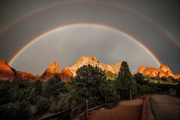 Der Regenbogen breitete sich über die Berge aus