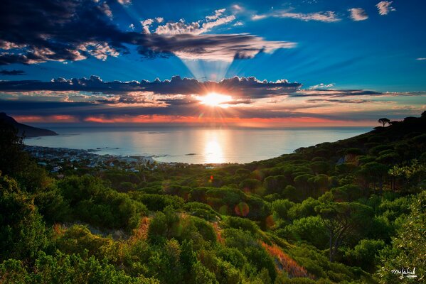 Panorama del horizonte en el fondo de la puesta de sol. Increíble belleza cielo