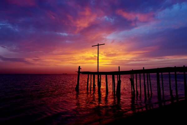 Pier am persischen Golf. Sonnenuntergang in Bahrain