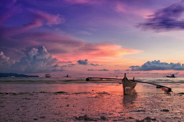 Barca al tramonto Dell isola delle Filippine