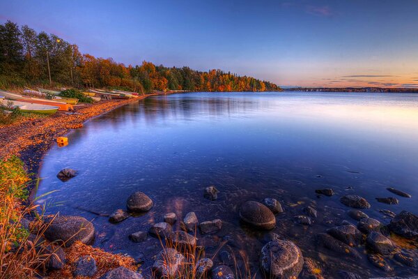 Paisaje de otoño en el lago con puesta de sol en el cielo