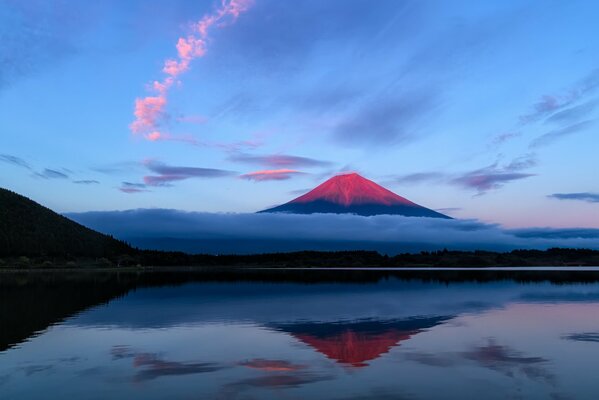 Reflejo en el agua del volcán rosa