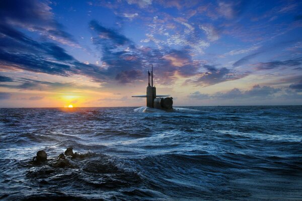 Puesta de sol en el mar. Vista del submarino