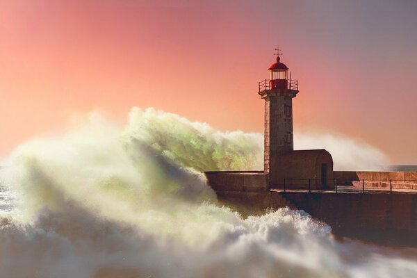 Faro cubierto por las olas del mar