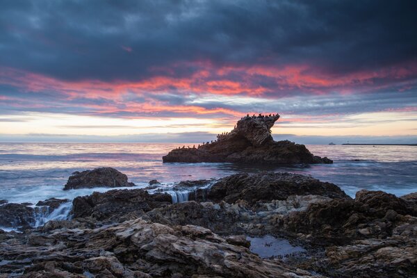 Foto del mar en el fondo de la puesta de sol