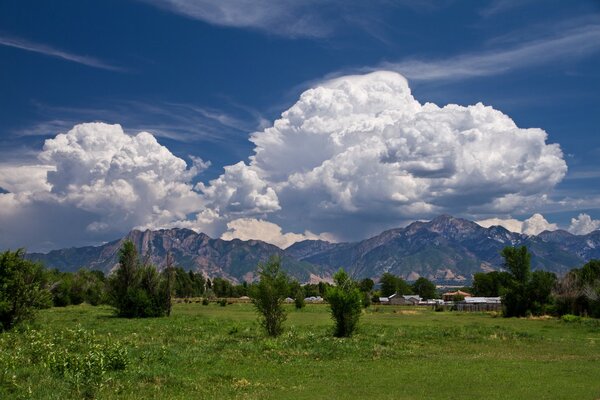 Berge Häuser Wiesen Wolken und Himmel sind alles in Ordnung