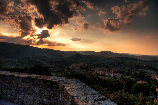 Hermosa puesta de sol sobre la Toscana