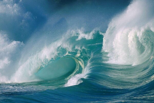 Голубые высокие морские волны