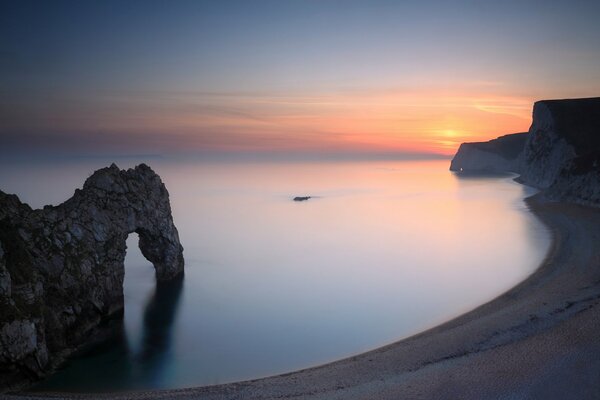 Ein Felsen in Form eines Bogens am Strand