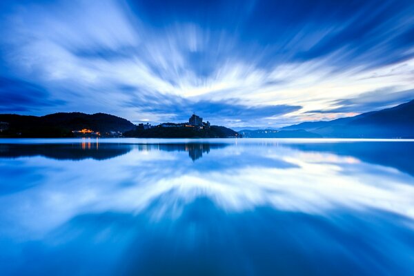 Cielo nuvoloso riflesso nell acqua