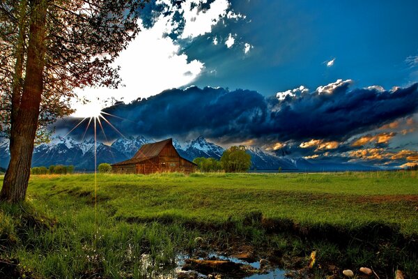 Ein Haus am Horizont mit Himmel und Sonne