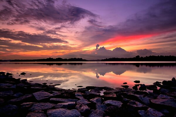 Cielo lila en la bahía de Singapur