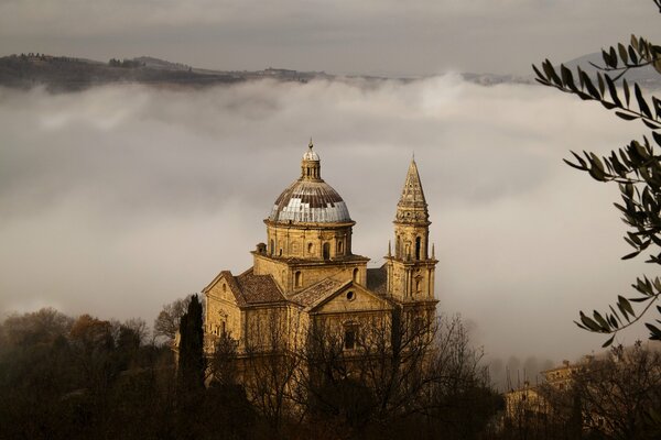 A temple in Italy against a background of thick fog