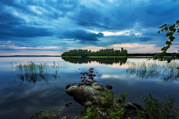 Riflessione delle Nuvole nella superficie del Lago. Alba