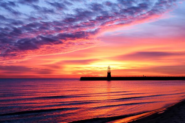 Vísperas de la puesta del sol en la orilla del mar