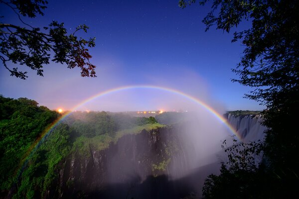 Sudafrica, arcobaleno sopra le Cascate Vittoria