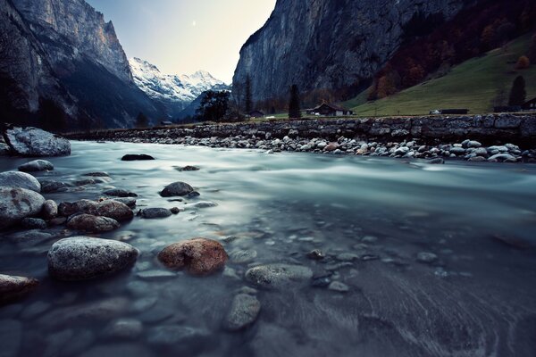 Río piedras camino cabañas