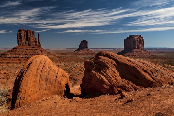 Rocce tra il deserto sotto un cielo nuvoloso